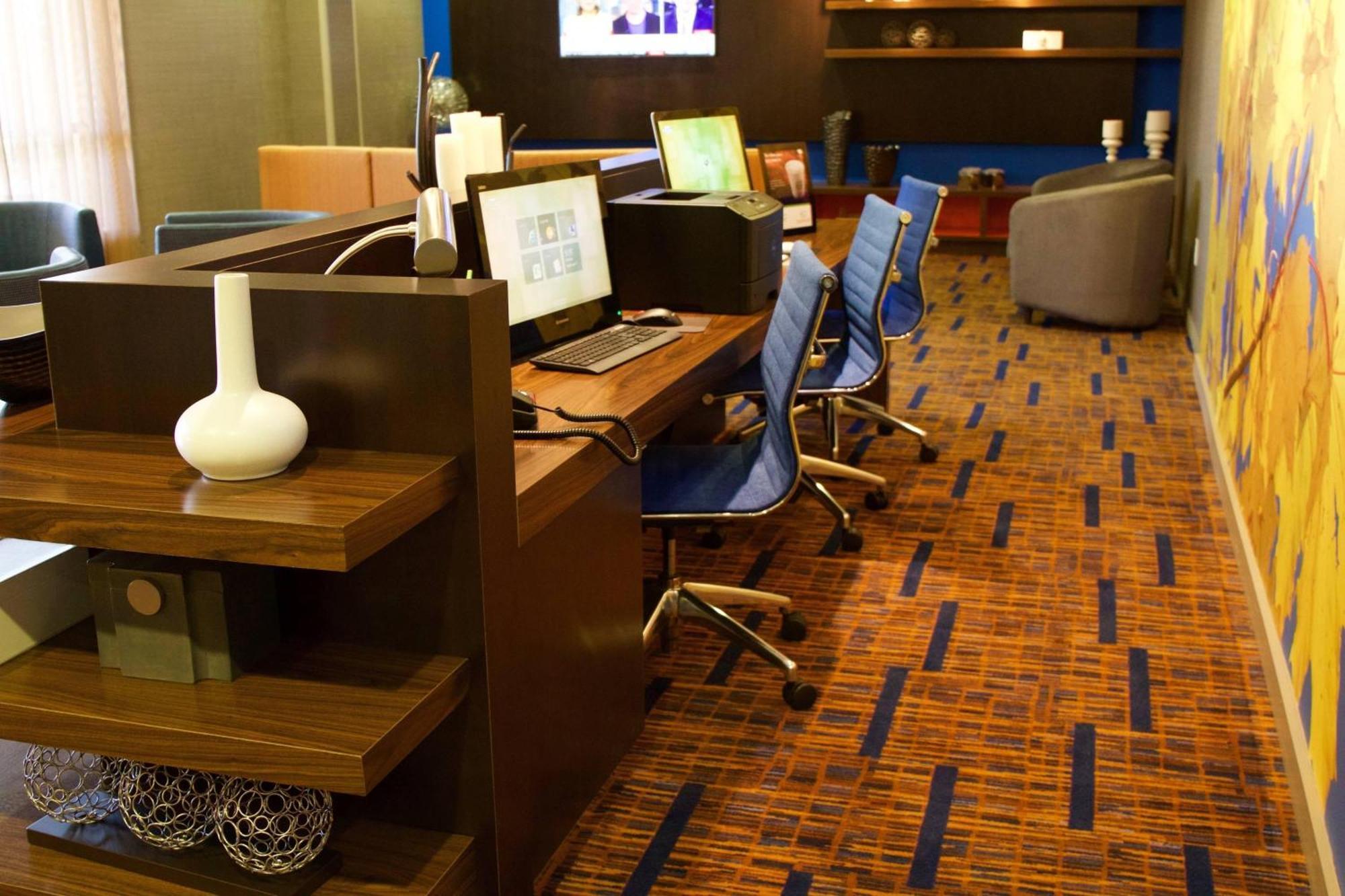 Courtyard By Marriott Asheville Airport Hotel